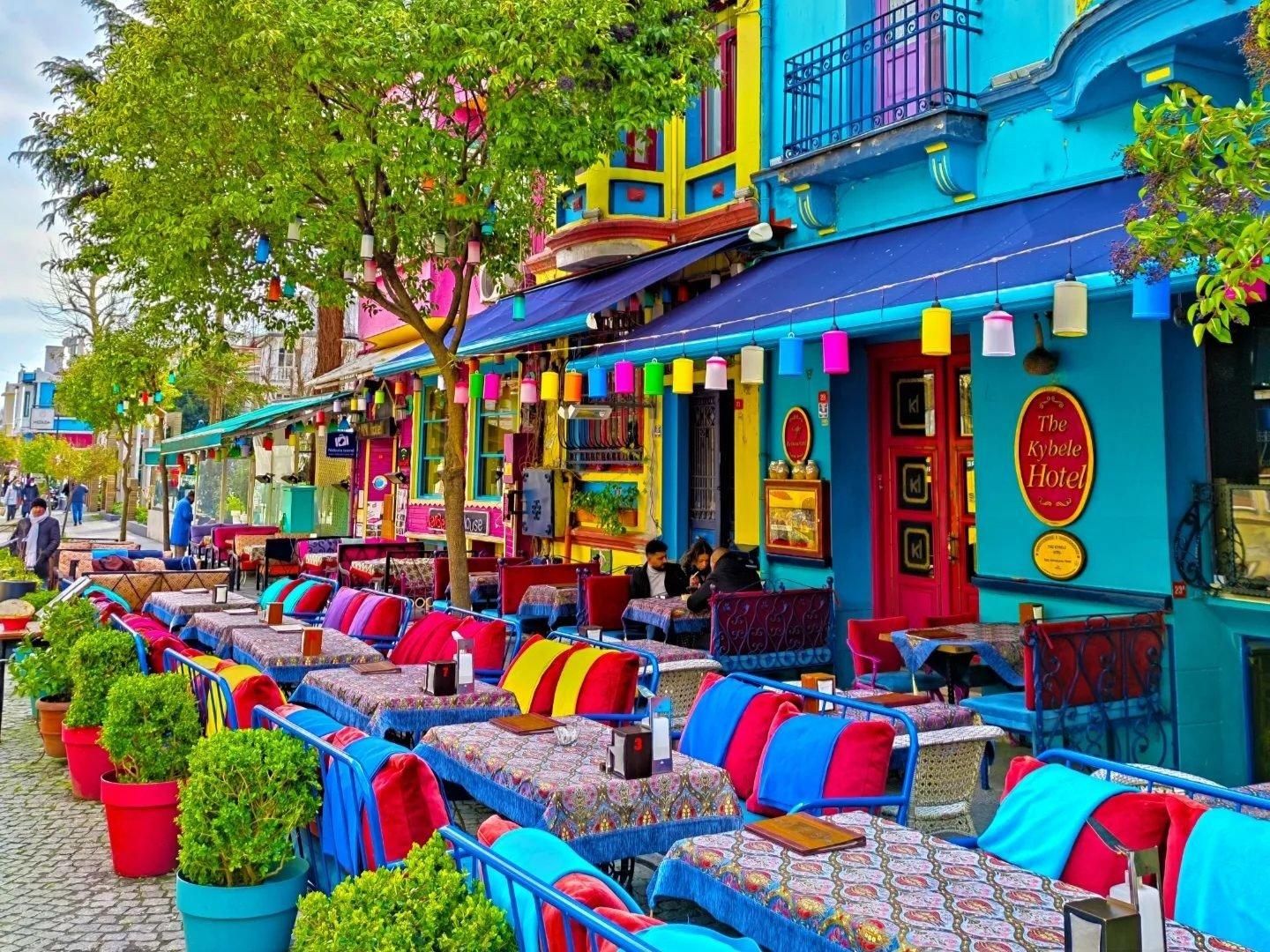 colourful-buildings-in-istanbul-betul-turkarslan